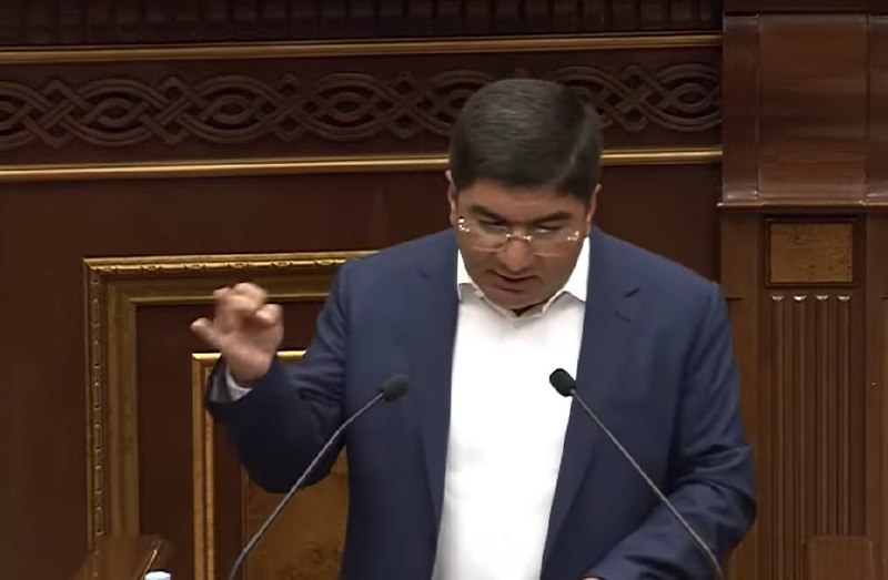 В Артике на выборах в парламент появился кандидат, напомнивший старые заседания горсовета