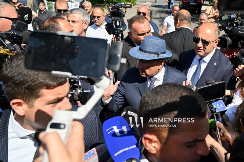 Премьер-министр Армении Никол Пашинян на избирательном участке в Артике после голосования