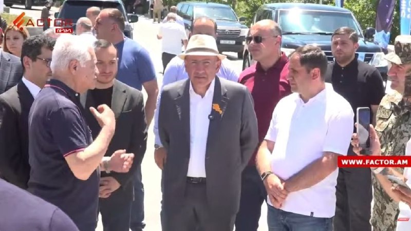 Никол Пашинян осматривает экспозицию на выставке военной промышленности в СКК имени Карена Демирчяна