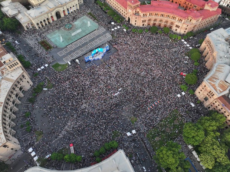 Участники итогового митинга партии «Гражданский договор» на площади Республики в Артике