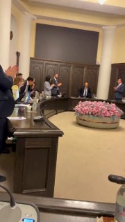 Араика Арутюняна проводили аплодисментами в Аппарате премьер-министра Армении