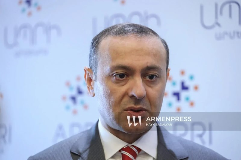 Армен Григорян выступает на брифинге, обсуждая мирную повестку Армении и экономические отношения с Азербайджаном