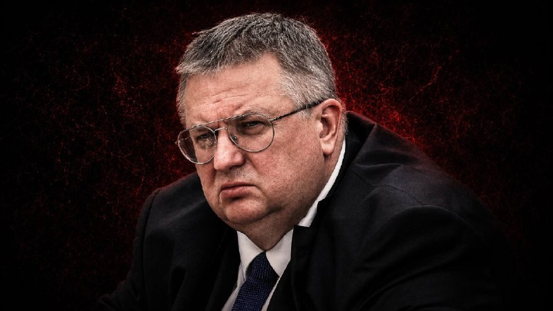 Алексей Оверчук на фоне флагов, обсуждающий вопросы членства Армении в ЕАЭС, что актуально для жителей Артика.