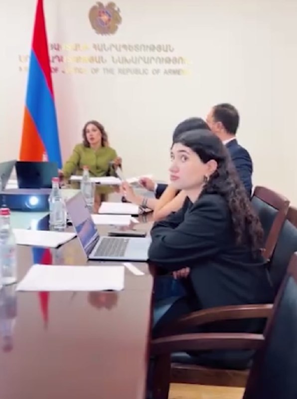 Дочь Пашиняна присутствовала на совещании Минюста в рамках программы "Один день с министром"