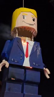 В Иране на похоронах Хаменеи сожгли чучело Трампа в стиле LEGO