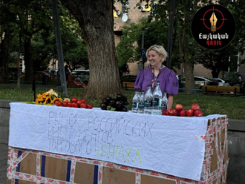 Жители Артика обсуждают акцию на Вернисаже: «рынок российских инструментов шантажа»