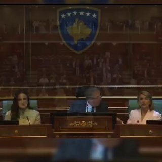 Депутат забросал яйцами премьера Косова Альбина Курти в парламенте
