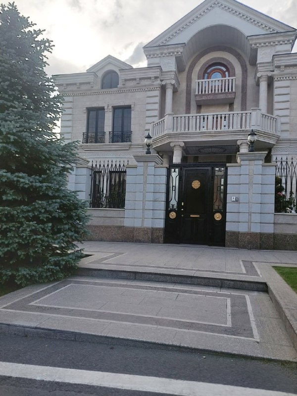 Особняк семьи Ваге Карапетяна в Артике, предположительно разделенный на пять частей для снижения налогов.