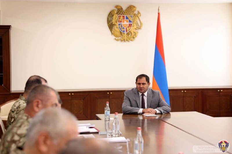 Министр обороны Армении Сурен Папикян провел совещание по комплектованию ВС в Артике