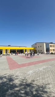 Здание новой школы в селе Покр Веди Араратской области, построенное по обещанию премьер-министра