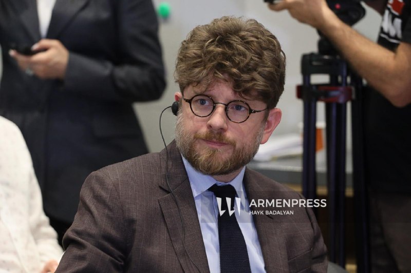 Посол Франции Оливье Декотиньи выступает на встрече с армянскими экспортерами в Артике, Ширакская область.