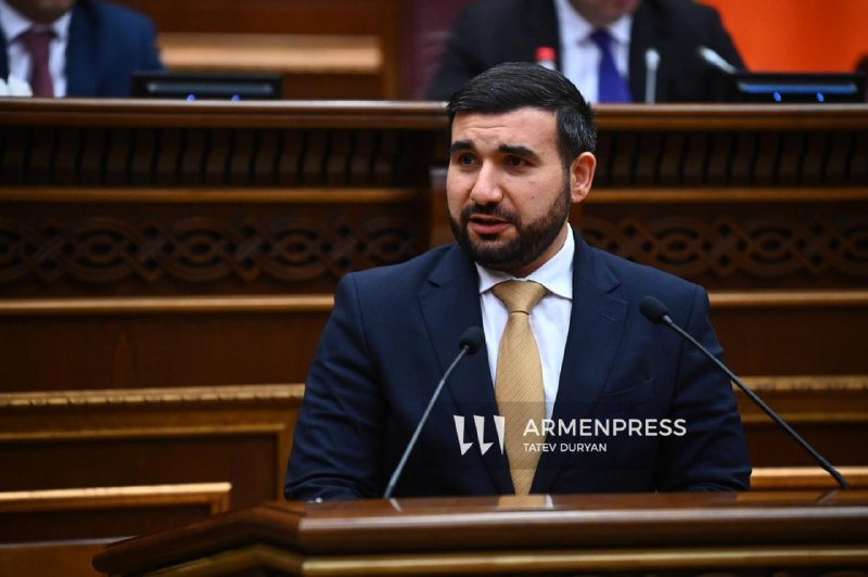 Инцидент в армянском парламенте: Ваагн Алексанян призвал к взаимной саморефлексии после удаления Давида Казиняна