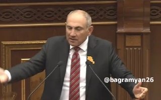 Премьер-министр Армении Никол Пашинян выступает с заявлением о выборах в Артике