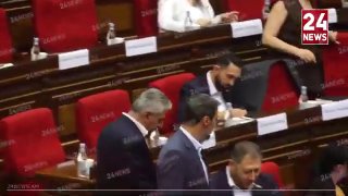 Скандал с Эдгаром Казаряном в парламенте: депутат от Артика пересел к двери, чтобы сбежать