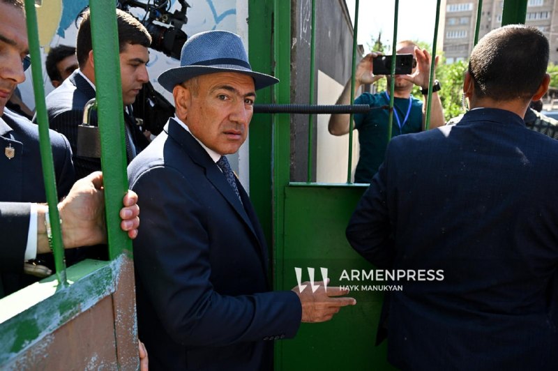 Премьер-министр Никол Пашинян общается с журналистами в Артике после голосования на парламентских выборах.