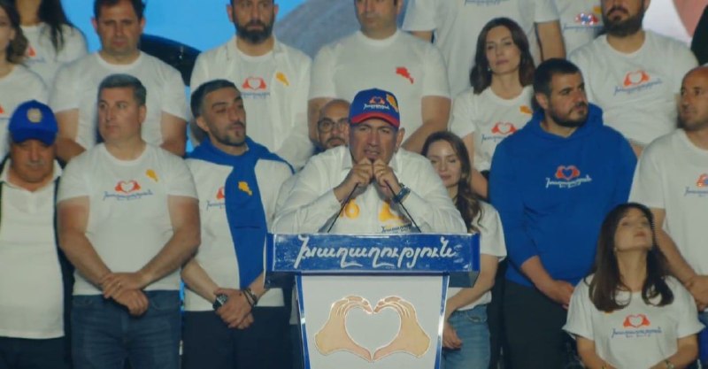 Никол Пашинян выступает с речью перед аудиторией в Артике