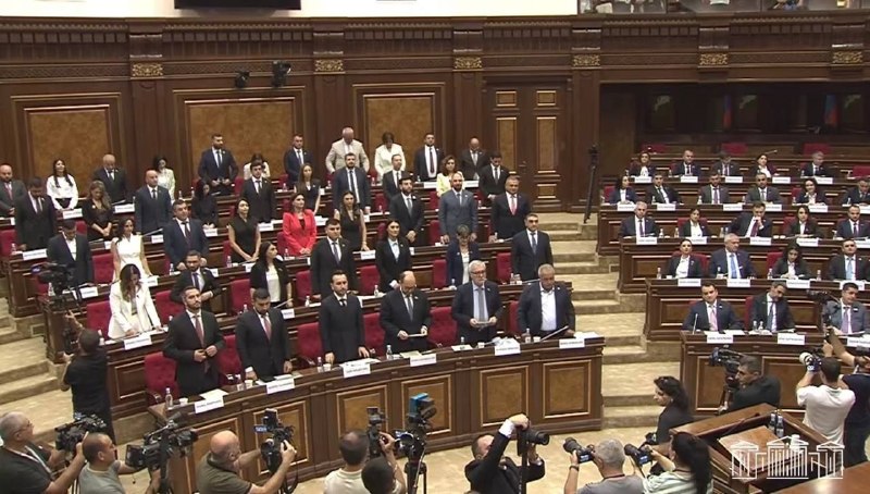Депутаты НС Армении принесли присягу: оппозиция из Артика устроила демарш